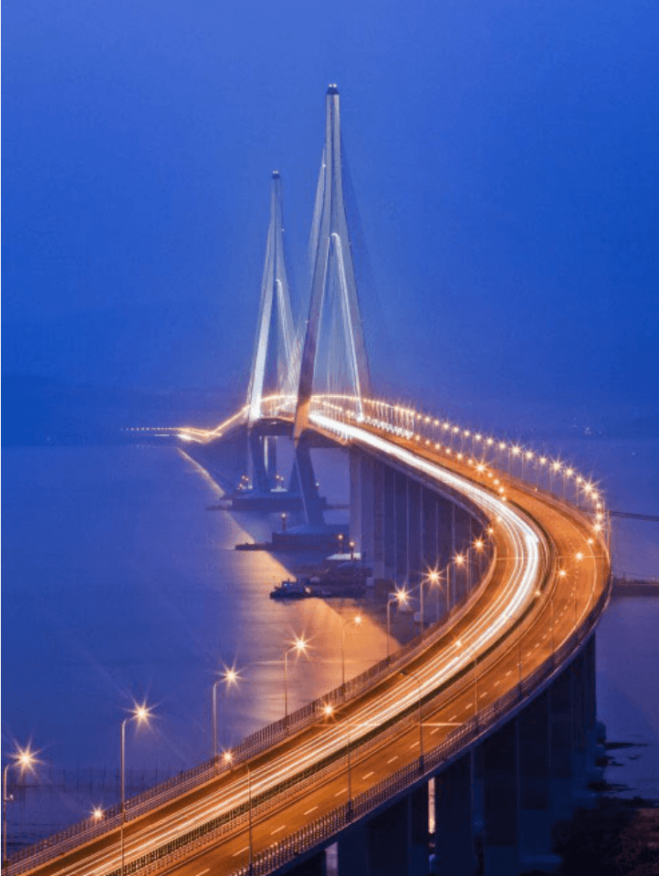 大桥夜景，桥面灯光沿弧形桥身延伸